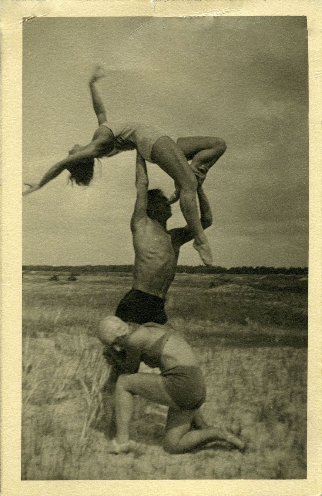 Baleto artistai Marija Juozapaitytė (būsima Kelbauskienė), Bronius Kelbauskas ir Olga Dubeneckienė-Kalpokienė kopose. 1930. LTMKM A 1095/159.