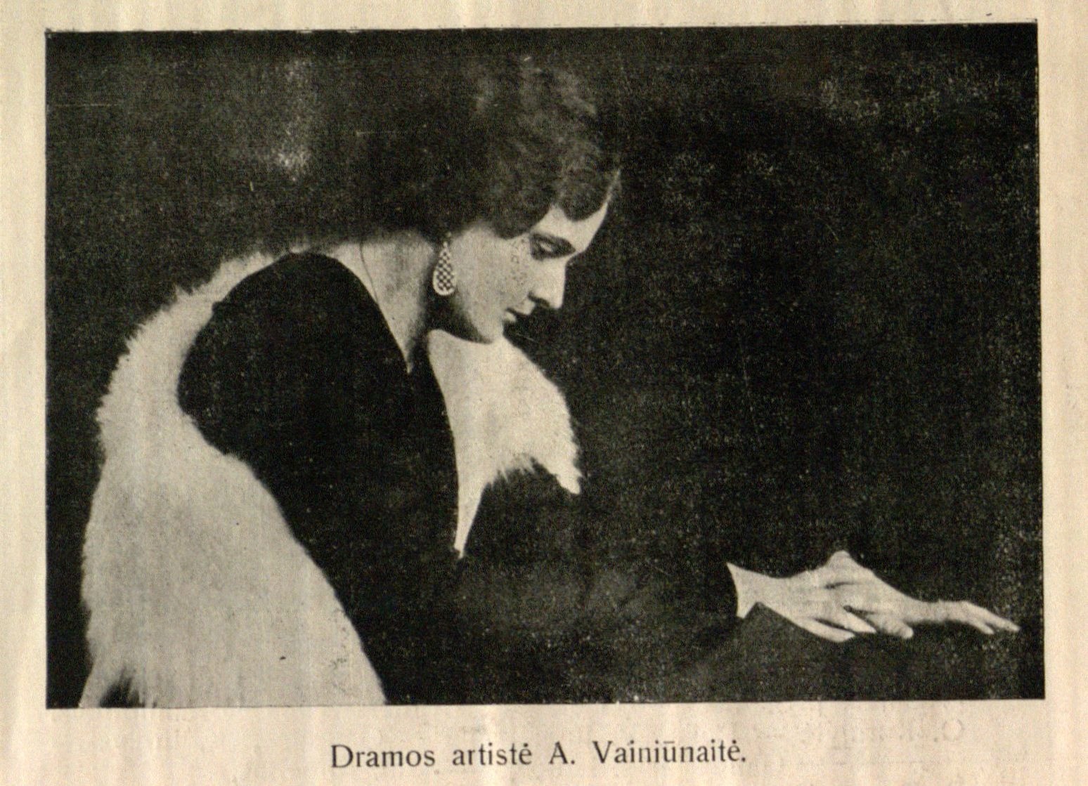 Dramos artistė A. Vainiūnaitė // 7 meno dienos. – 1929, Nr. 40, p. 8.