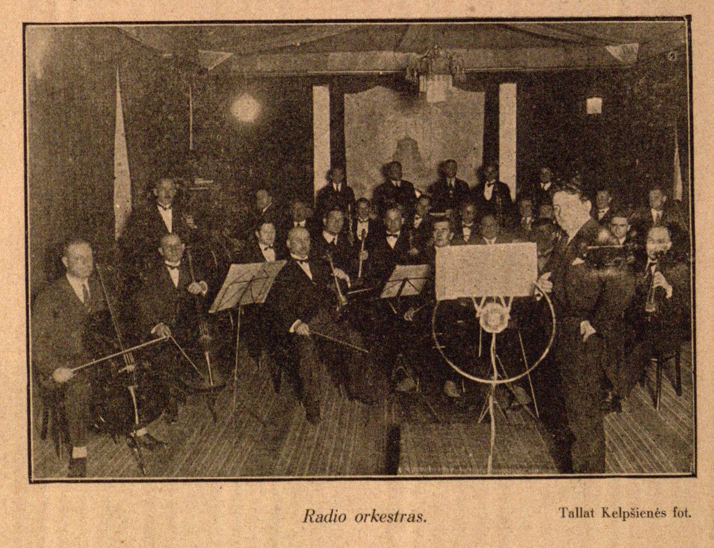 Radio orkestras: Tallat Kelpšienės foto // Meno kultūra. – 1928, Nr. 7/8, p. 29.