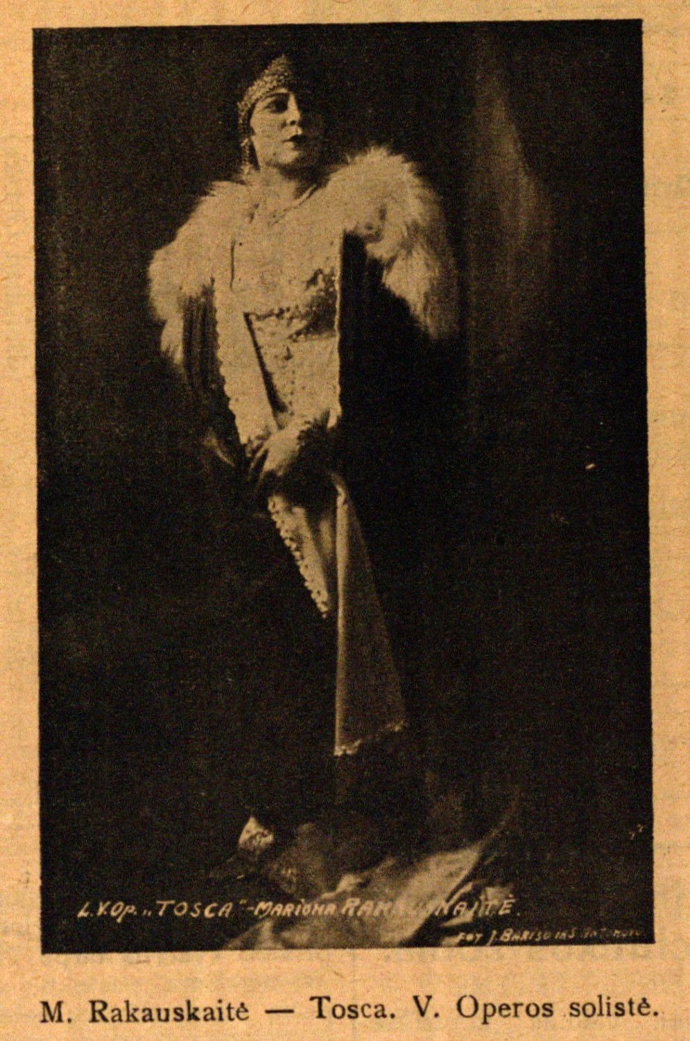 M. Rakauskaitė – Tosca. V. Operos solistė: Foto J. Barisos ir S. Antonovo // 7 meno dienos. – 1927, Nr. 9, p. 3.