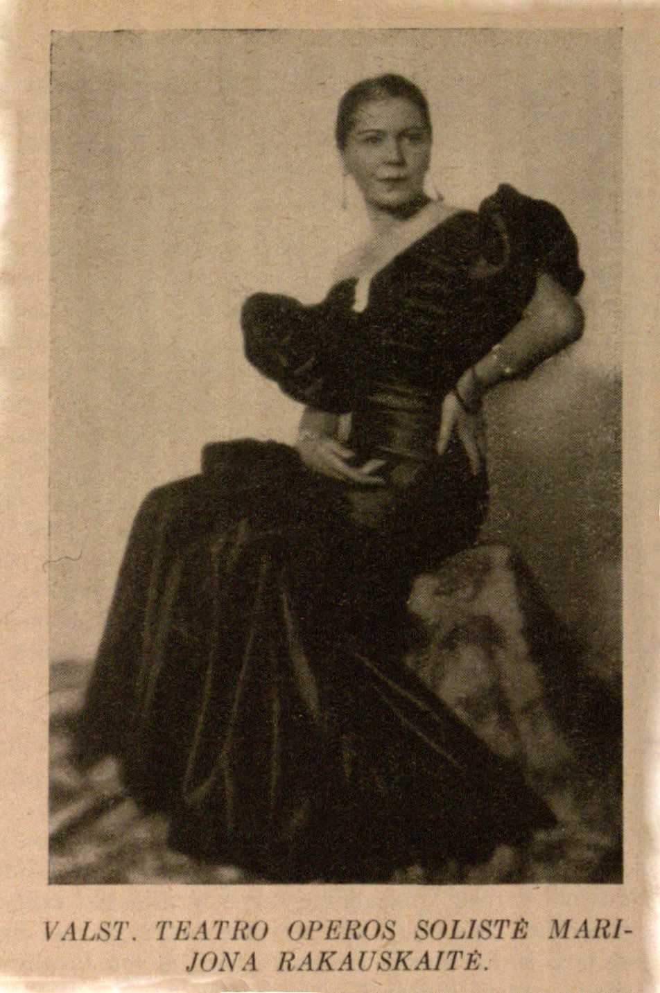 Valst. Teatro operos solistė Marijona Rakauskaitė // Jaunoji karta. – 1935, Nr. 9, p. 185.