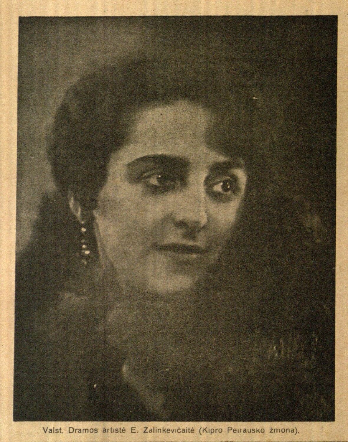 Valst. Dramos artistė E. Žalinkevičaitė (Kipro Petrausko žmona) // Naujas žodis. – 1929, Nr. 3, p. 8.