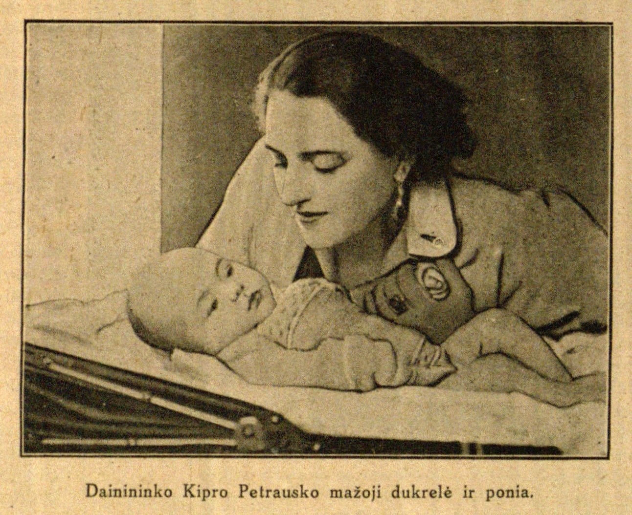 Dainininko Kipro Petrausko mažoji dukrelė ir ponia: [dramos artistė E. Žalinkevičaitė-Petrauskienė] // Naujas žodis. – 1930, Nr. 3, p. 67.