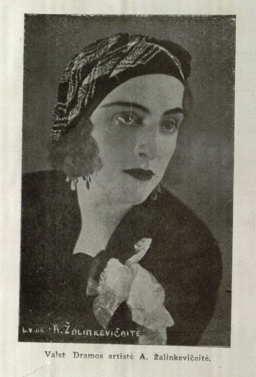 Valst. Dramos artistė A. Žalinkevičaitė // 7 meno dienos. – 1932, Nr. 79, įklij.
