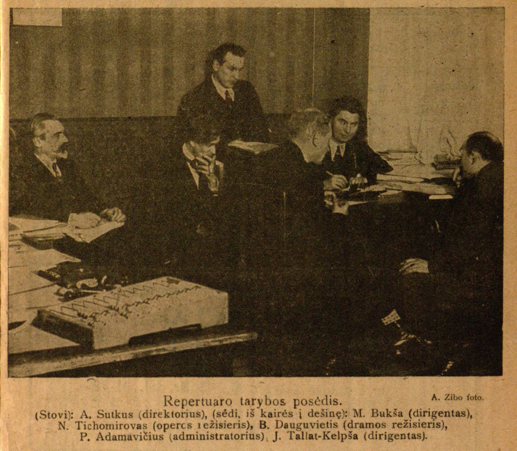 Repertuaro tarybos posėdis. Stovi: A. Sutkus (direktorius), sėdi iš kairės į dešinę: M. Bukša (dirigentas), N. Tichomirovas (operos režisieris), B. Dauguvietis (dramos režisieris), P. Adomavičius (administratorius), J. Tallat-Kelpša (dirigentas): A. Žibo foto // 7 meno dienos. – 1928, Nr. 14, p. 3.