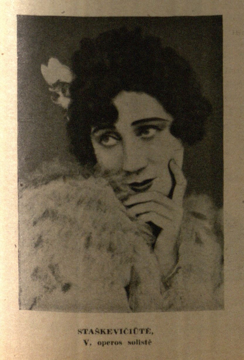 [Aleksandra] Staškevičiūtė, V. operos solistė: [nuotr. prie Iz. Blauzdžiūnaitės str. „Mūsų dainininkės“] // Naujoji Romuva. – 1936, Nr. 39, p. 733.