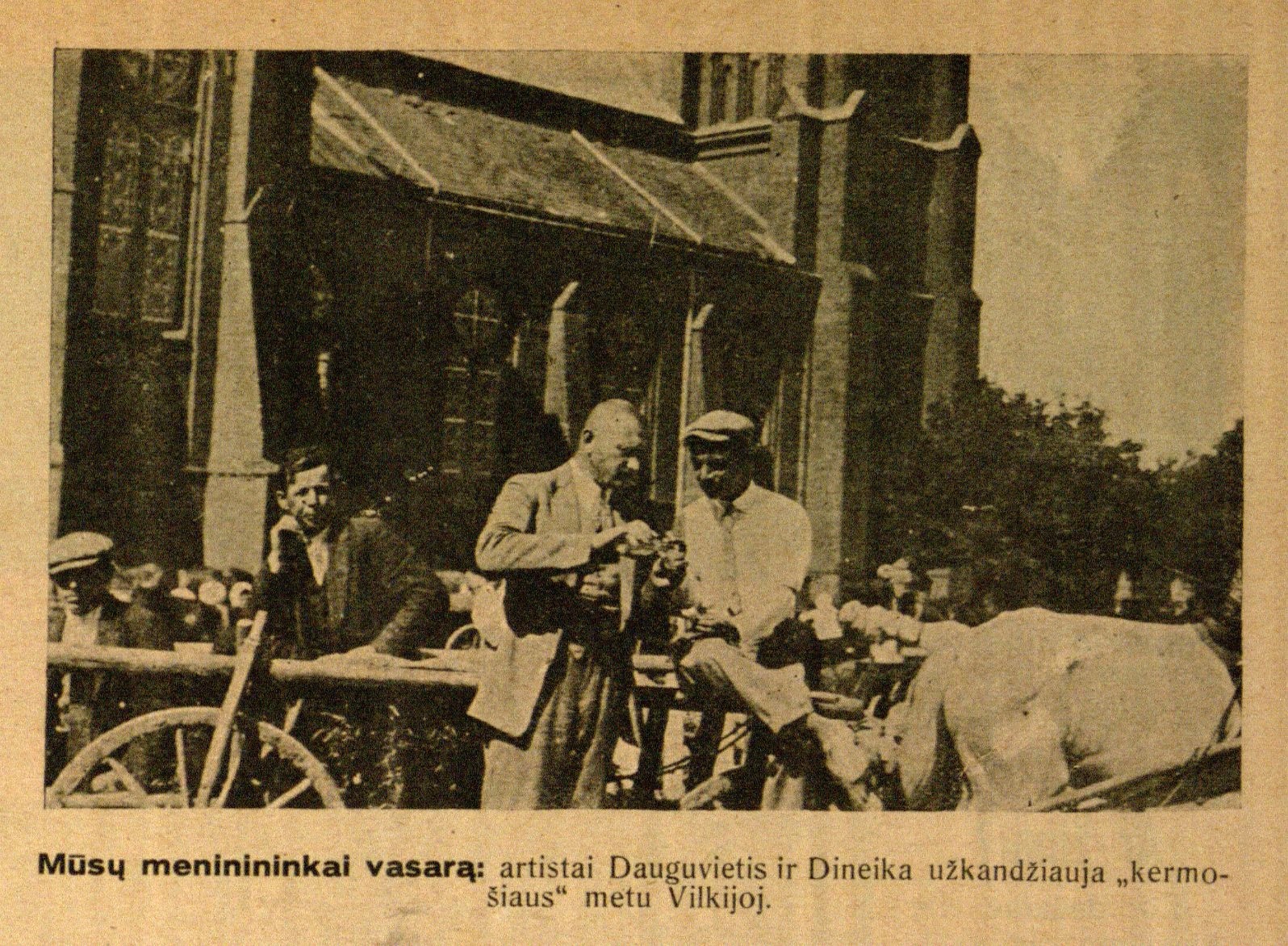 Mūsų menininkai vasarą: artistai Dauguvietis ir Dineika užkandžiauja „kermošiaus“ metu Vilkijoj // Naujas žodis. – 1928, Nr. 14, p. 11.