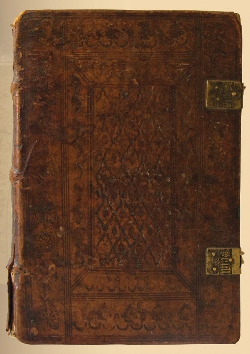 Originalus gotikinis Marko Valerijaus Martialio „Epigrammata“ (Venecija, 1482) įrišimas: ruda oda aptraukti mediniai kietviršiai. Puošta pavieniais aklaisiais įspaudais [R 4860]