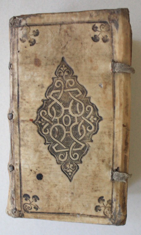 Pergamentinis XVI a. įrišimas. Abu kietviršiai apvedžioti tiesia linija, kampuose pavieniai įspaudai, centre – renesansinė arabeska [R 42133]