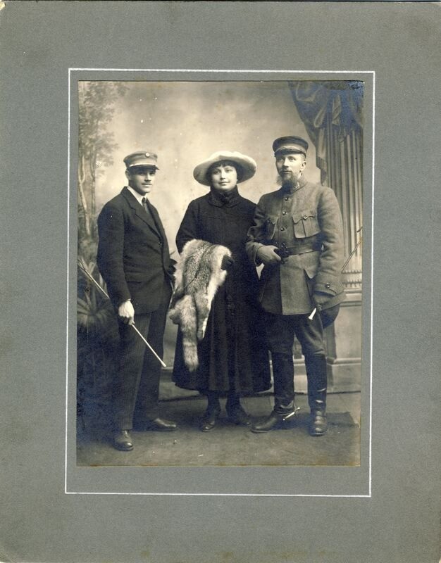 Dailininkas Vilius Jomantas ir Liudas Gira su žmona. Kaunas. 1920. MLLM RMM ĮK 3493.