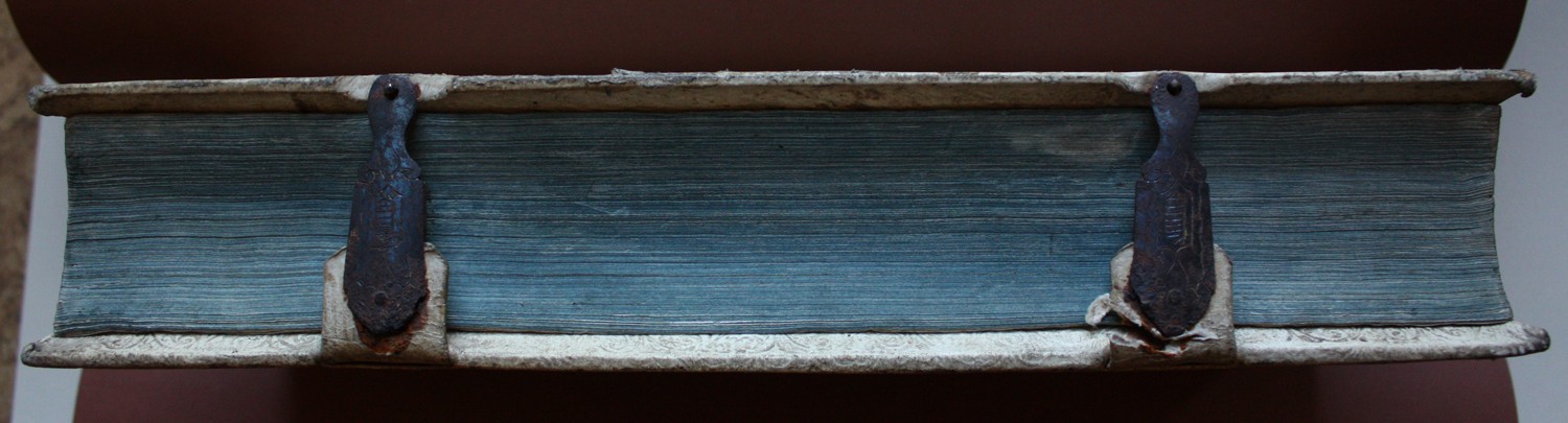 Metaliniai segtuvai, mėlyni bloko kraštai, medinis kietviršis, balinta oda su ornamentais, XVIII a. pirmoji pusė [R 22263]