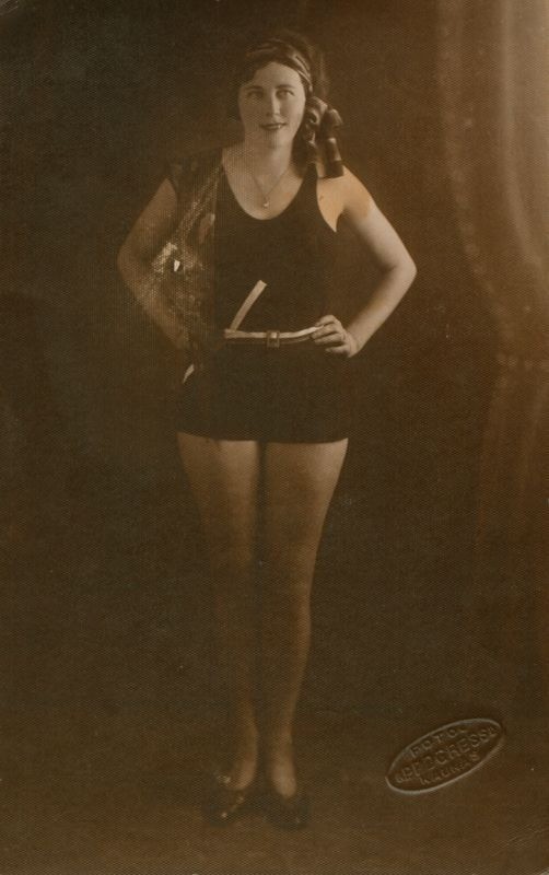 Aktorė Aleksandra Gustaitienė, poeto Antano Gustaičio žmona. Foto atelje „Progress“. Kaunas. 1933–1934. MLLM GEK 92085.