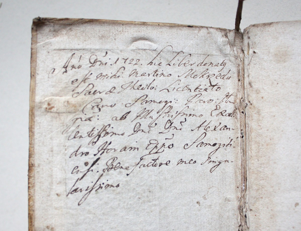 Įrašas, liudijantis, kad tą pačią knygą Žemaičių vyskupas Aleksandras Horainas 1722 m. padovanojo Žemaičių kanauninkui Martynui Mokžeckiui [R 42142]