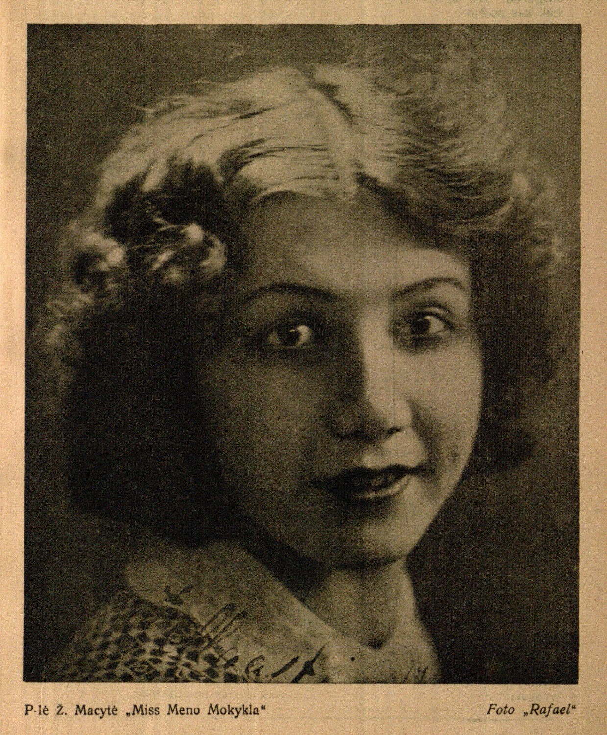 P-lė Ž. Macytė „Miss Meno Mokykla: [Eugenija Macytė-Mikšienė-Jurkūnienė]: Foto „Rafael“ // Jaunųjų pasaulis. – 1930, Nr. 4, p. 1.