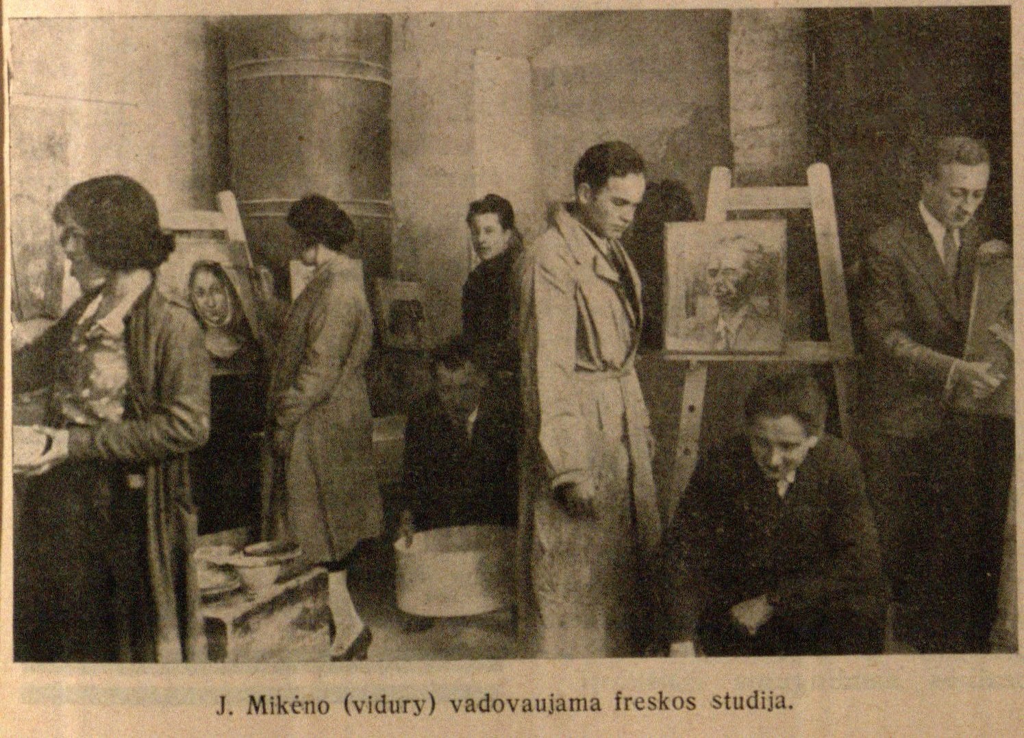 J. Mikėno (vidury) vadovaujamos freskos studija // Bangos. – 1932, Nr. 22, p. 619.