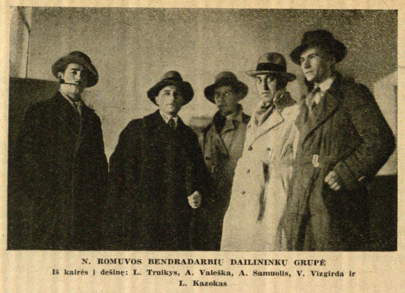N. Romuvos bendradarbių dailininkų grupė. Iš kairės į dešinę: L. Truikys, A. Valeška, A. Samuolis, V. Vizgirda ir L. Kazokas: [nuotr. prie A. Valeškos straipsnio „Naujoji Romuva ir menas“] // Naujoji Romuva. – 1936, Nr. 40, p. 774