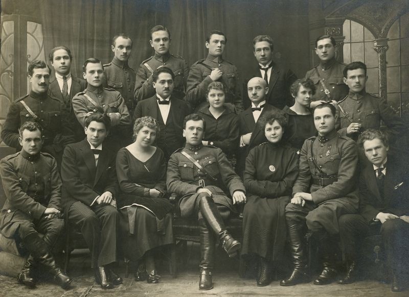 Kpt. Vladas Braziulevičius (sėdi centre) su Karių teatro artistais. Kaunas. 1922. VDMKM GEK 28377/12.