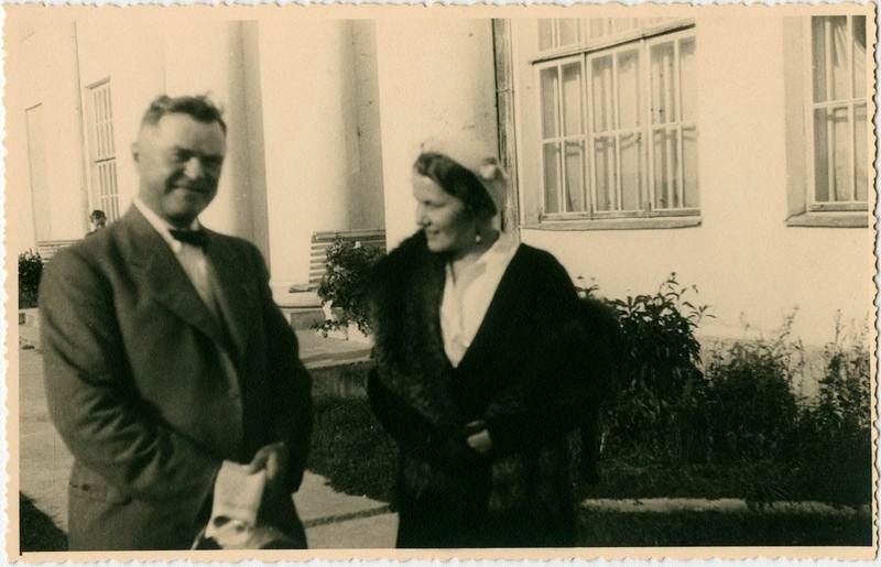 Dailininkas Jonas Šileika ir aktorė Unė Babickaitė prie Kauno meno mokyklos. Kaunas. 1936. ČDM G 81768.