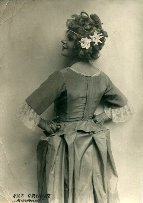 Aktorė Ona Rymaitė „Mirandolina“. B. Savsenavičiaus foto atelje. Kaunas. 1924. MLLM RMM ĮK 7495/5.