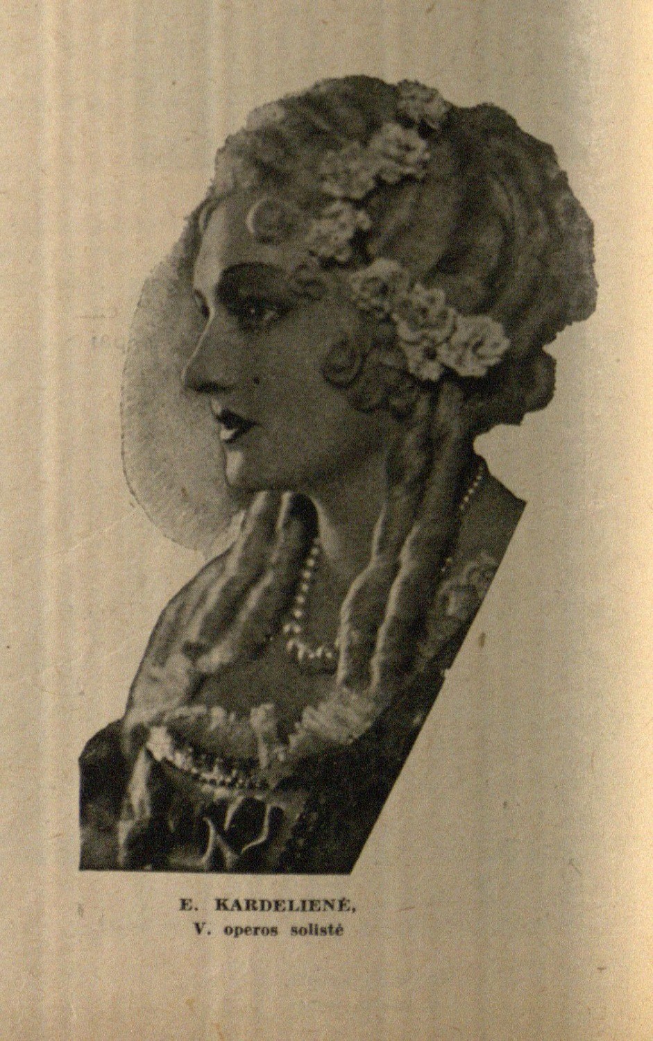 E. Kardelienė, V. operos solistė: [nuotr. prie Iz. Blauzdžiūnaitės str. „Mūsų dainininkės“] // Naujoji Romuva. – 1936, Nr. 39, p. 734.