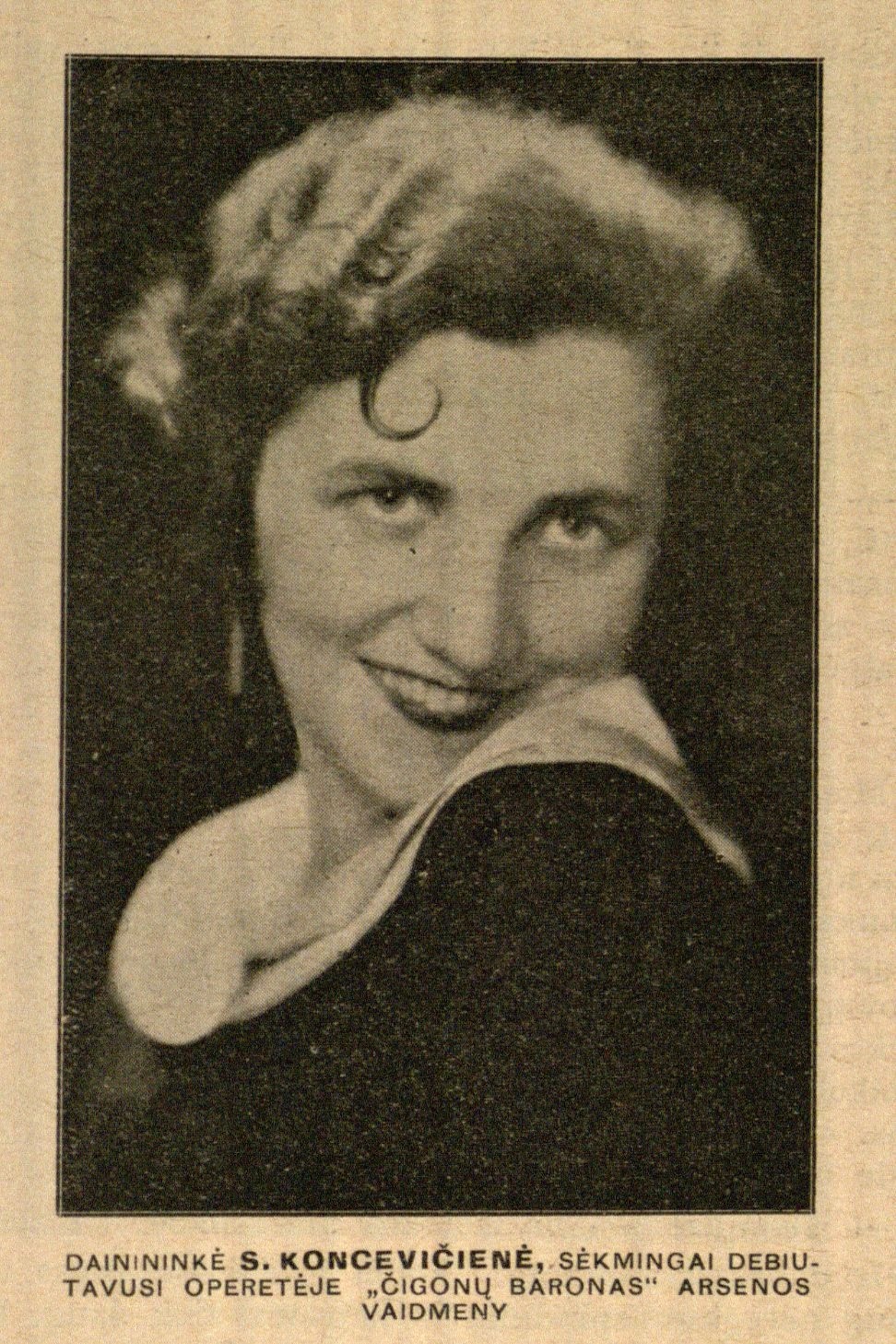 Dainininkė S. Koncevičienė, sėkmingai debiutavusi operetėje „Čigonų baronas“ Arsenos vaidmenyje // Naujoji Romuva. – 1934, Nr. 201, p. 817.