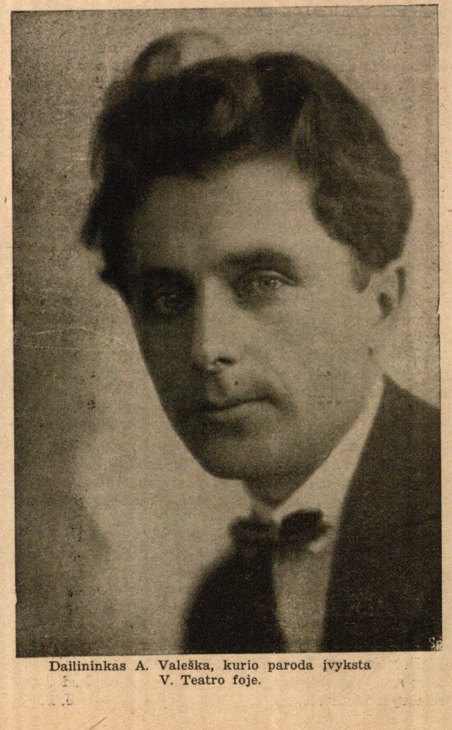 Dailininkas A. Valeška, kurio paroda įvyksta V. Teatro fojė // Laiko žodis. – 1934, Nr. 12, p. 9.
