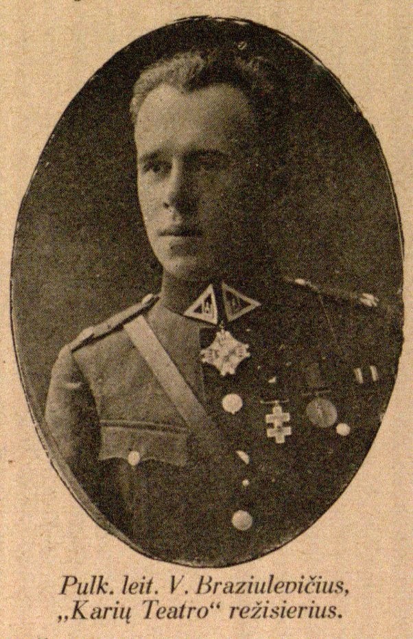 Pulk. Leit. V. Braziulevičius, „Karių Teatro“ režisierius // Meno kultūra. – 1928, Nr. 7/8, p. 23.