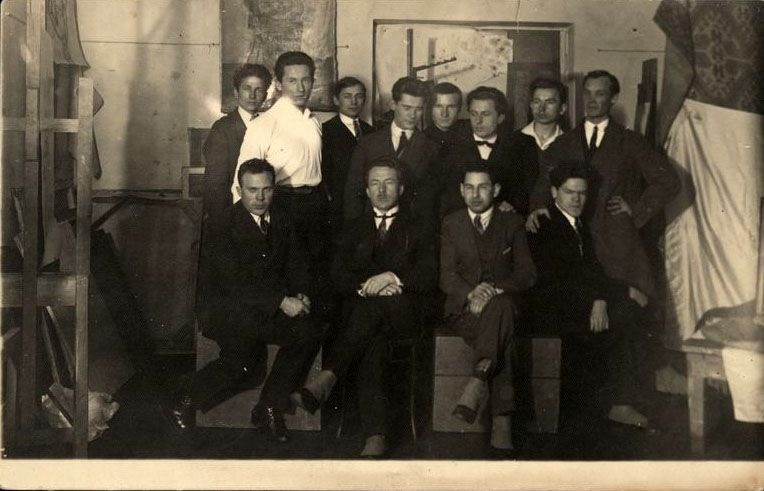 Pirmieji Kauno meno mokyklos mokiniai. Pirmoje eilėje antras iš kairės meno mokyklos dėstytojas Justinas Vienožinskis. 20 a. 1 p. ČDM G 88997 (ČDM Ta 7287).