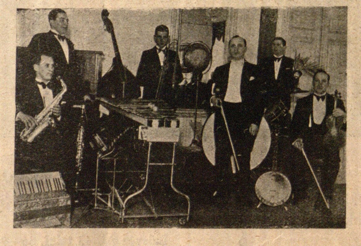 „Metropolio“ orkestras, priešaky stovi orkestro dirigentas p. M. Hofmekleris // Naujas žodis. – 1932, Nr. 7, p. 136.