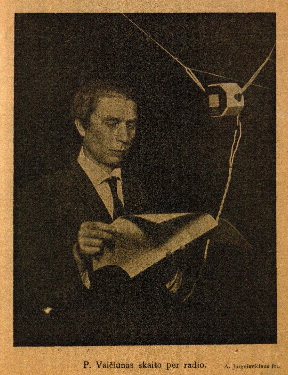 P. Vaičiūnas skaito per radio: A. Jurgelionio foto // 7 meno dienos. – 1927, Nr. 7, p. 1.
