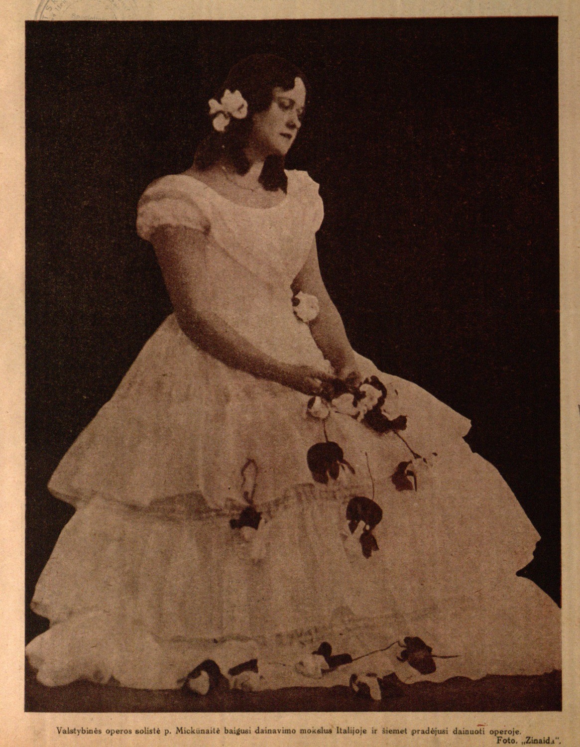 Valstybinės operos solistė p. [Emilija] Mickūnaitė baigusi dainavimo mokslus Italijoje ir šiemet pradėjusi dainuoti operoje: Foto Zinaida // Naujas žodis. – 1932, Nr. 4, p. 61.
