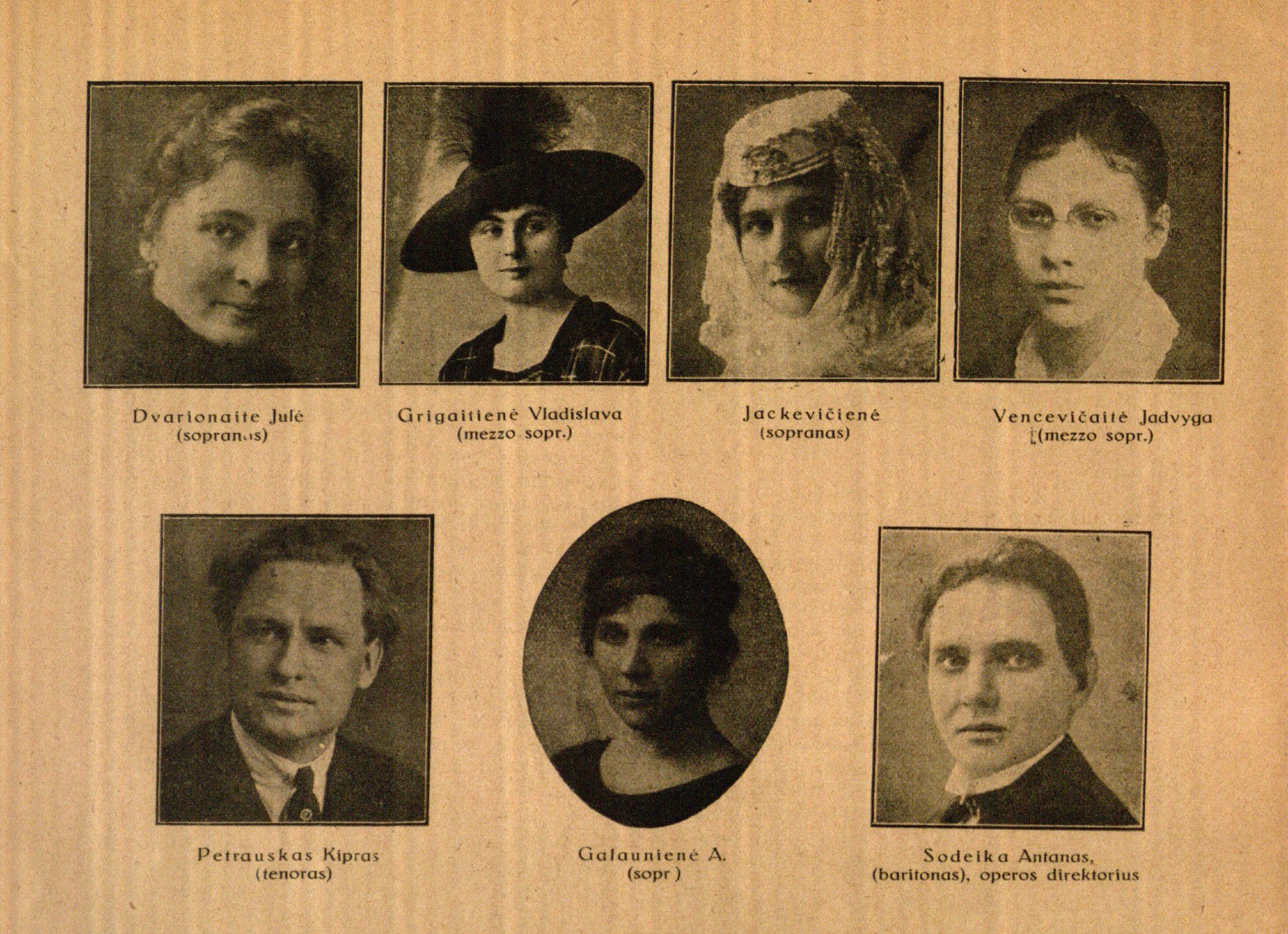 Lietuvos Opera: Dvarionaitė Julė (sopranas), Grigaitienė Vladislava (mezzo sopr.), M. Jackevičienė (sopranas), Vencevičaitė Jadvyga (mezzo sopr.), Petrauskas Kipras (tenoras), Galaunienė A. (sopr.), Sodeika Antanas (baritonas), operos direktorius Oleka Petras (barit.) // Atspindžiai. – 1922, Nr. 11, p. 14.