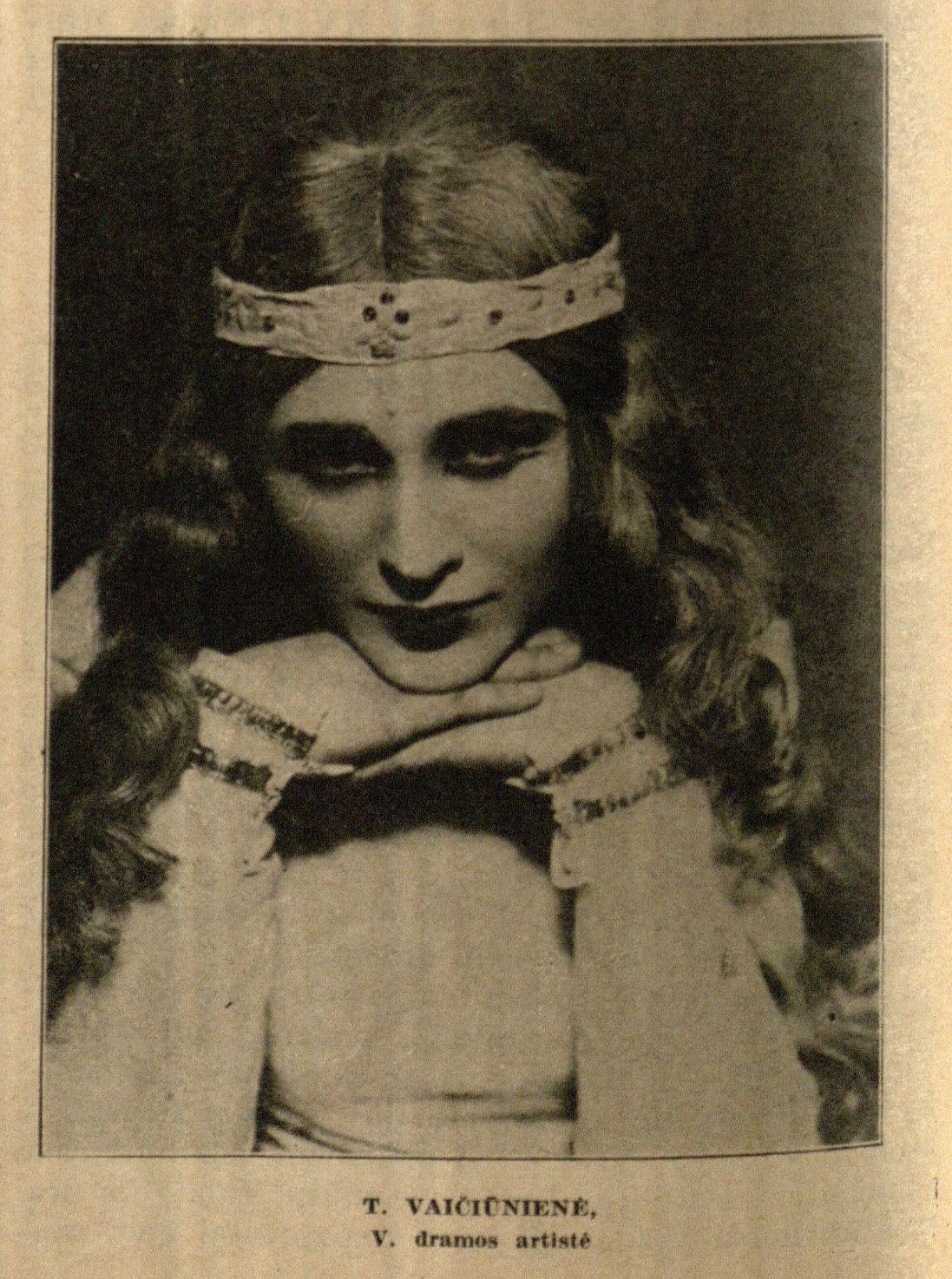 T. Vaičiūnienė, V. dramos artistė: [nuotr. prie S. Aukštaičio straipsnio „Moteris lietuvių dramos teatre“] // Naujoji Romuva. – 1936, Nr. 39, p. 740.