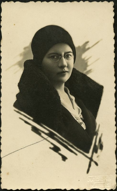 Aktorės, operos dainininkės M. Vaičkienės portretas. Foto atelje „Modern“. Kaunas. 1930 12 05. ČDM GP 23019.