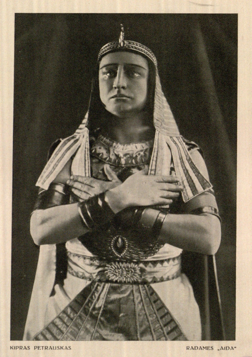 Kipras Petrauskas Radames „Aida“: Brėdikytės foto // Muzika ir teatras. – 1933, Nr. 1, įklij.
