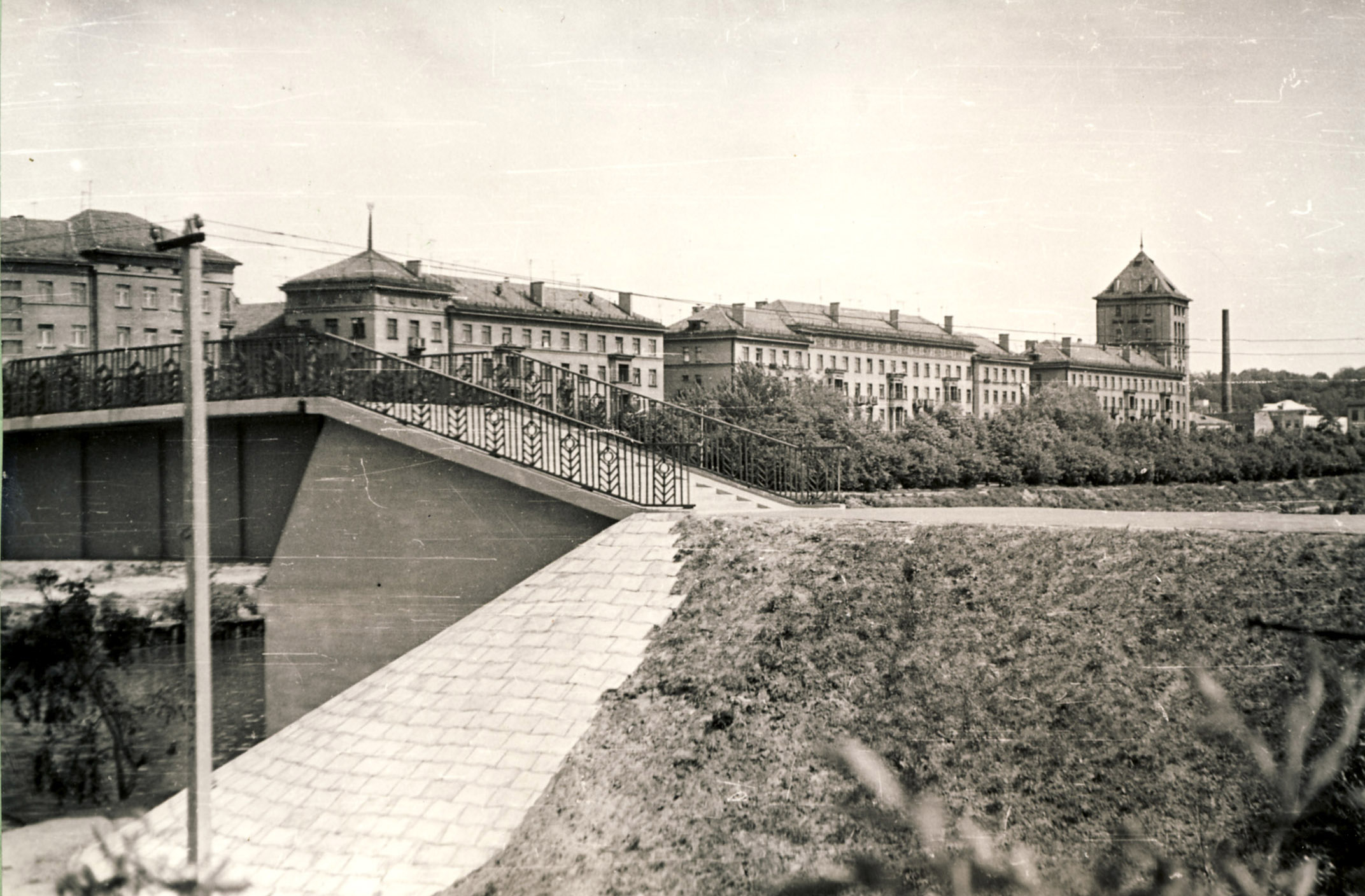 Pėsčiųjų tiltas į Nemuno salą prie Maironio gatvės, statytas apie 1977 m. 1980 m.