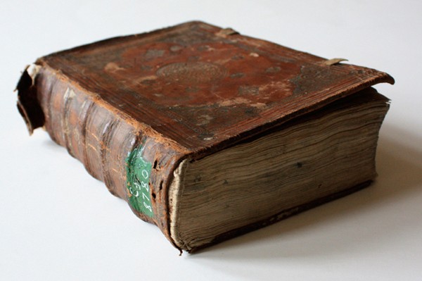 Originalus kartono (iš lotyniškos kn. lapų) viršelis (19,7 x 13,5 cm.), aptrauktas ruda oda.