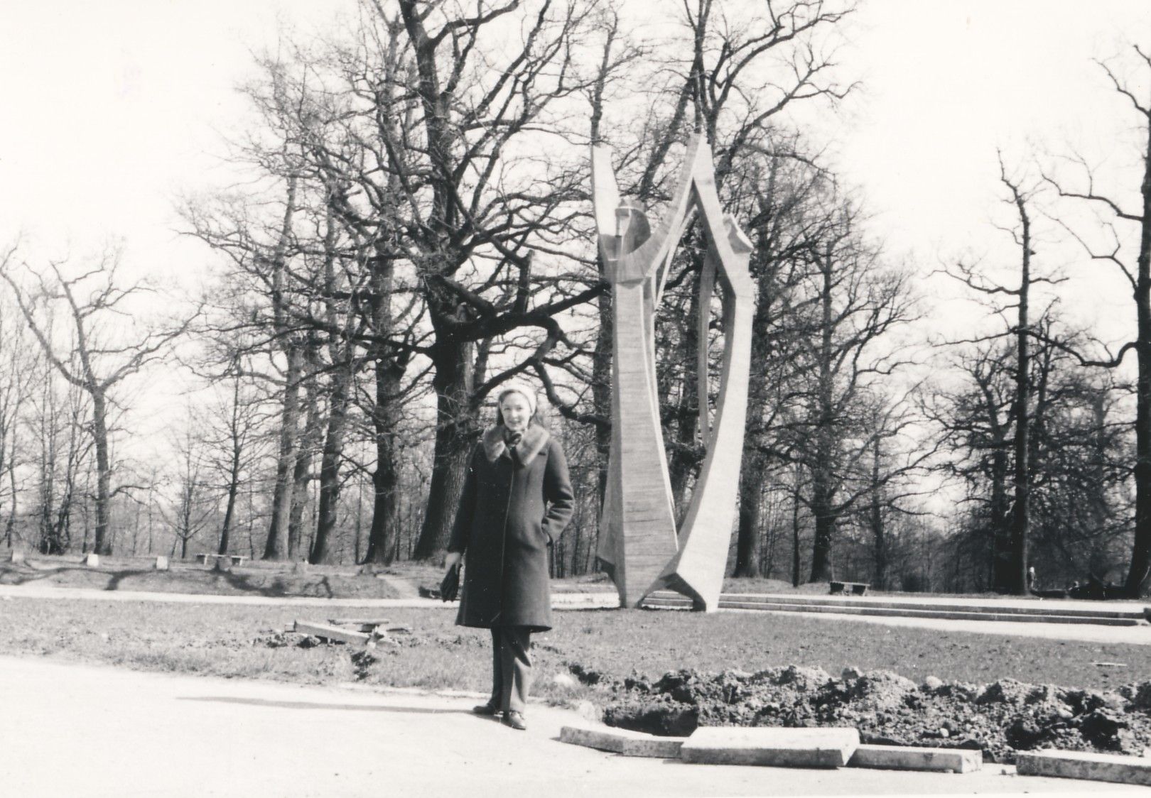 D. Palukaitienės skulptūra „Suktinis“ prie Žaliakalnio ąžuolyno. 1979 m. Fotogr. P. Juozapavičius [Iš KAVB fondų]