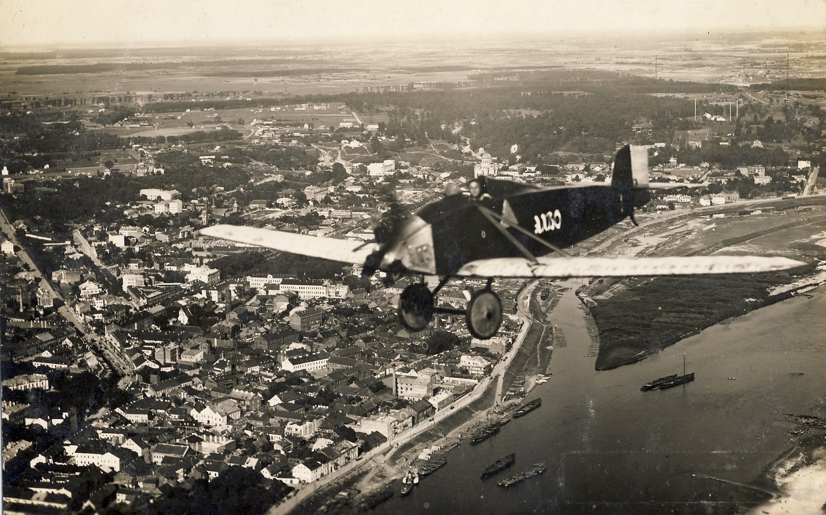 Virš Kauno senamiesčio ANBO lėktuvas, pilotuojamas A. Gustaičio. 1925–1926 m.
