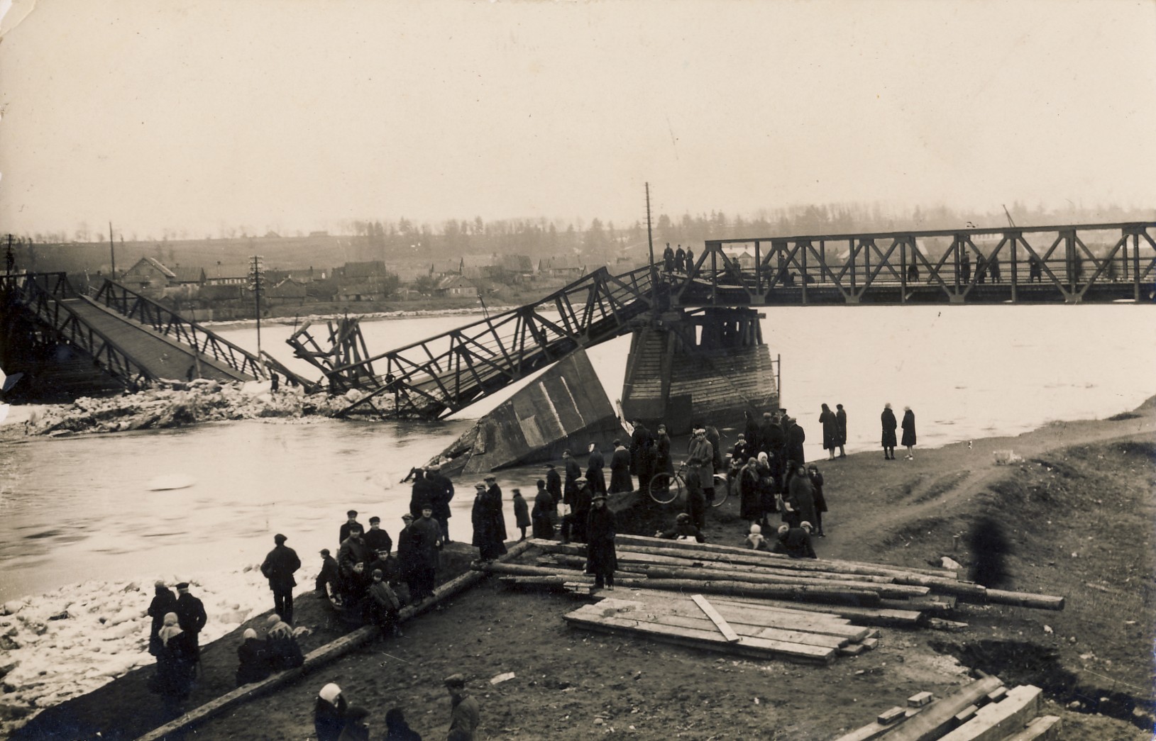 Statomas 1928-ųjų pavasarį ledų sugriautas Panemunės tiltas