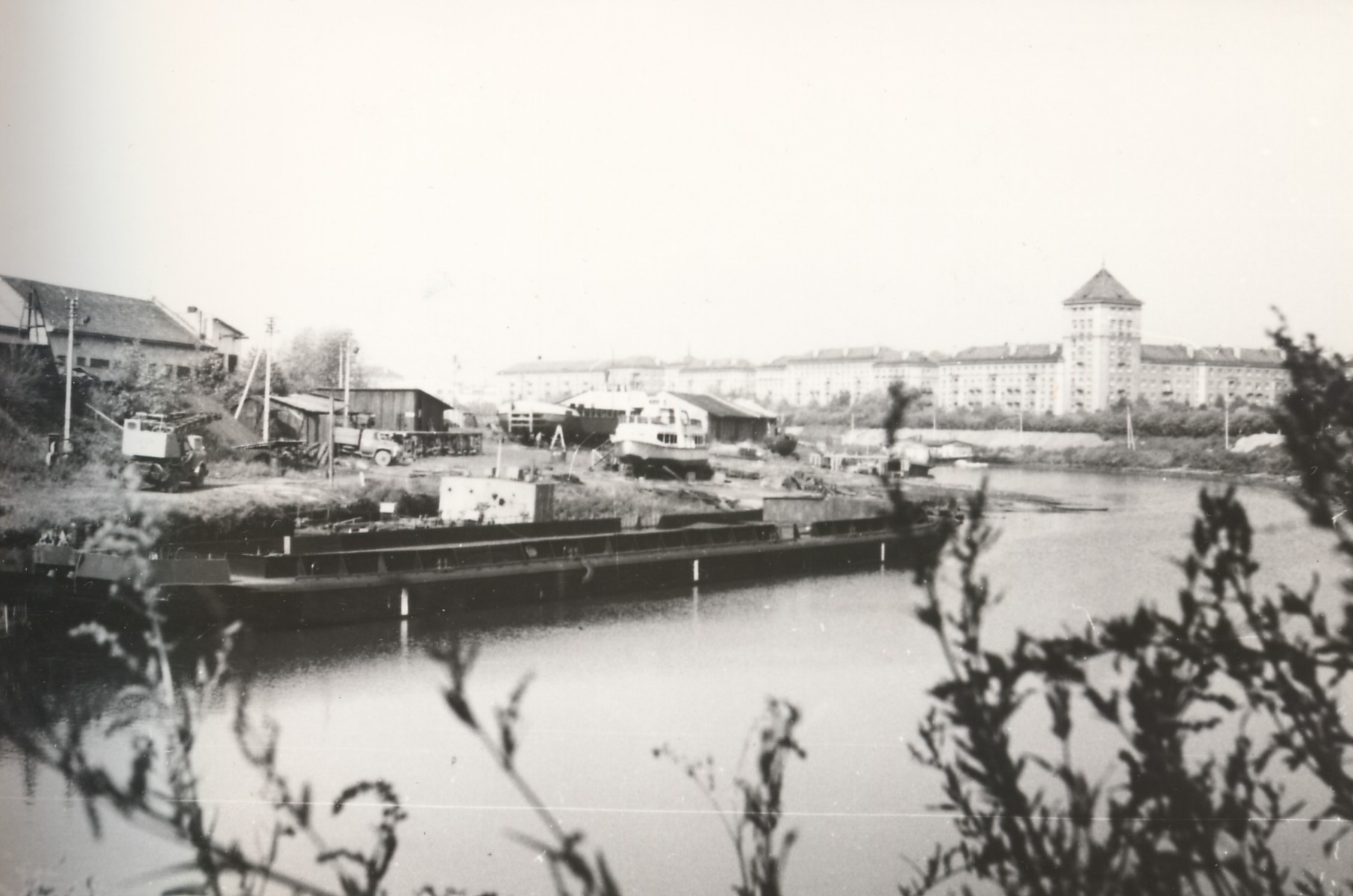 Buvusi prieplauka (Žiemos uostas) ir sandėliai ties Šv. Kryžiaus (karmelitų) bažnyčia. Apie 1968 m. Fotogr. Pranas Juozapavičius [Iš KAVB fondų]