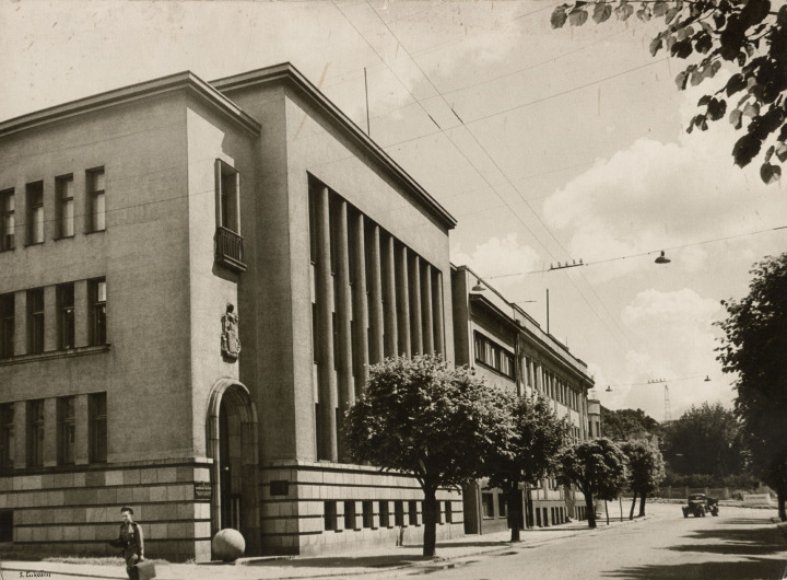 Pastatas, kuriame 1950 m. spalio 1 d. įsikūrė biblioteka