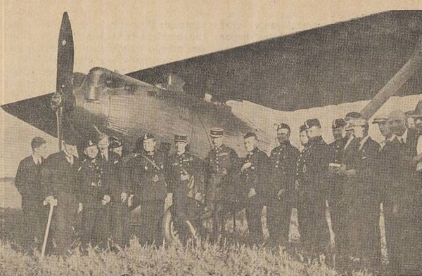 R. ir A. de Vitroliai su Lietuvos karo aviacijos vadovybe Kauno aerodrome