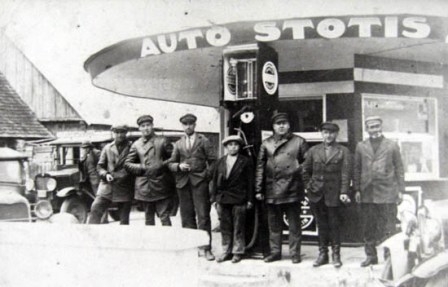 Vairuotojai Kalvarijos autobusų stotyje. 1931 m.