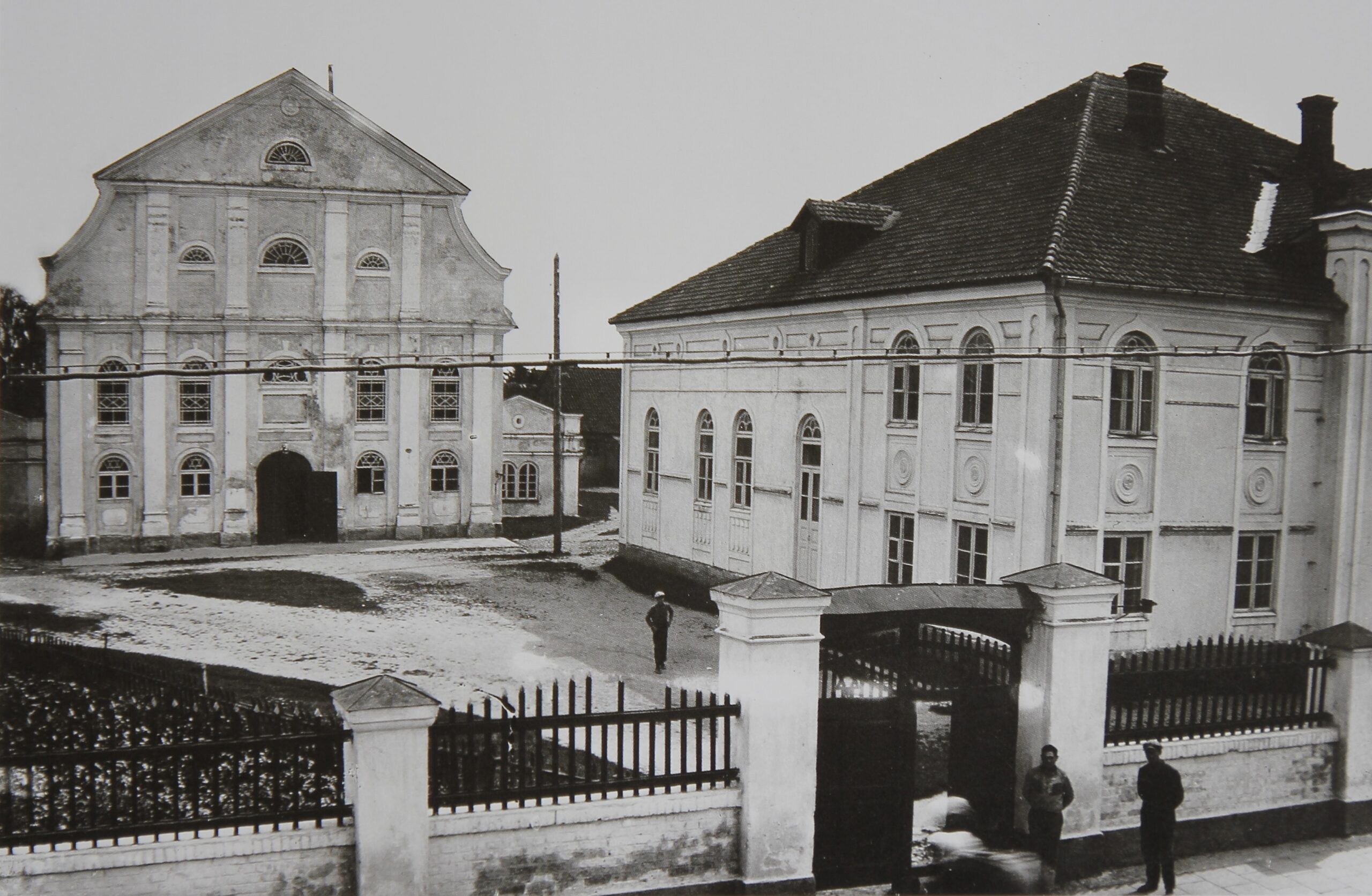 Sinagogos pastatų kompleksas. Dešinėje – beit midrašas. 1935 m.