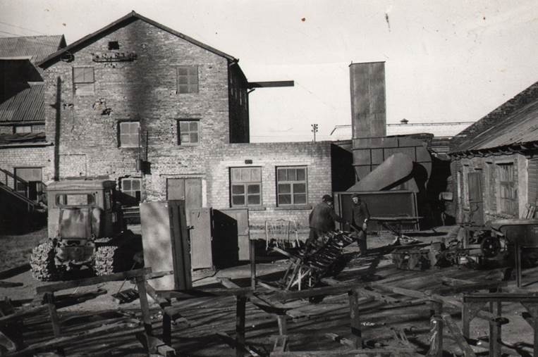 Gamybinės patalpos. Uždarius drenažo vamzdžių gamybą į metalo laužą pjaustomi vagonėliai. 1978 m.