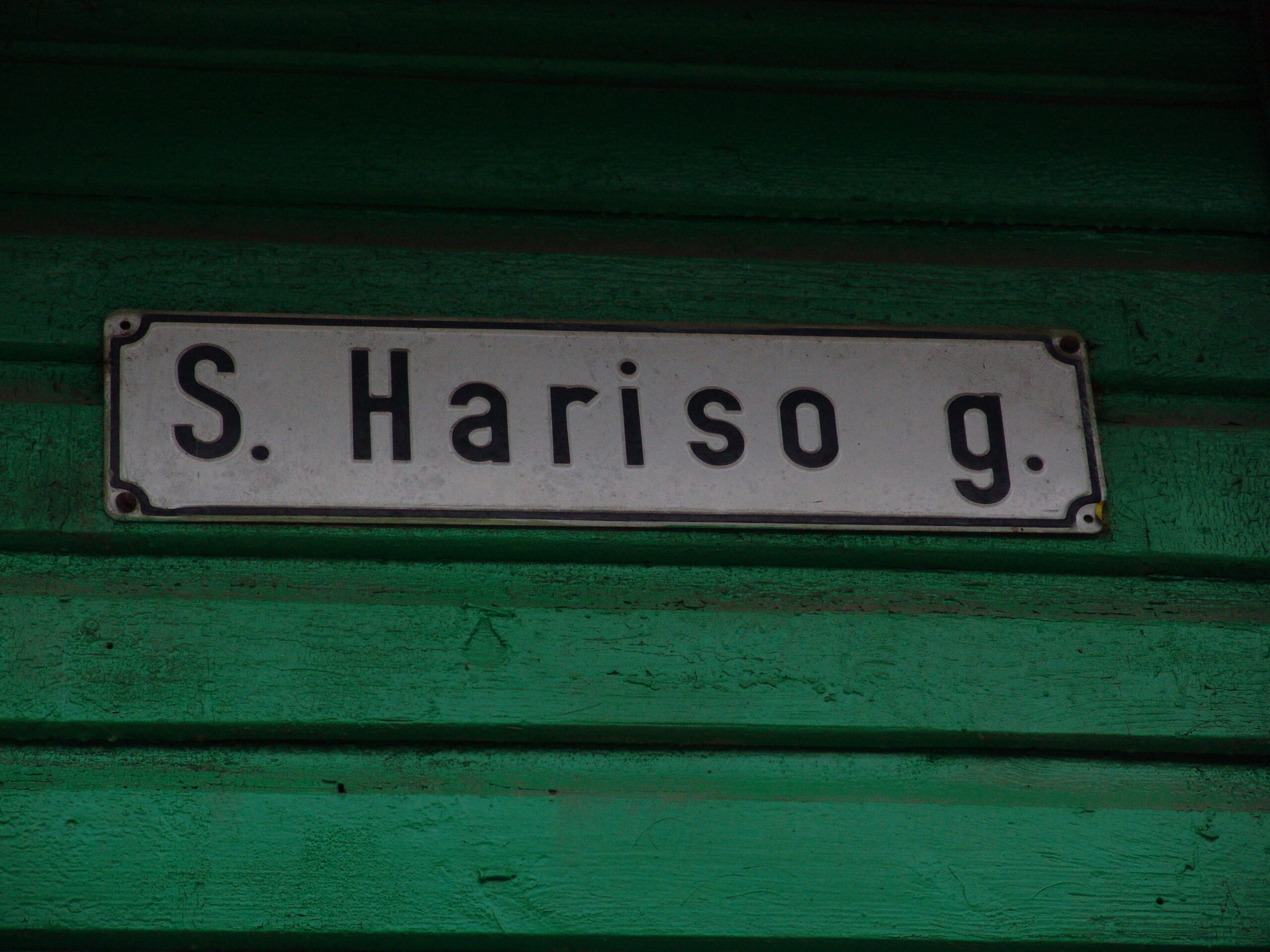 S. Hariso gatvės lentelė. 2004 m.