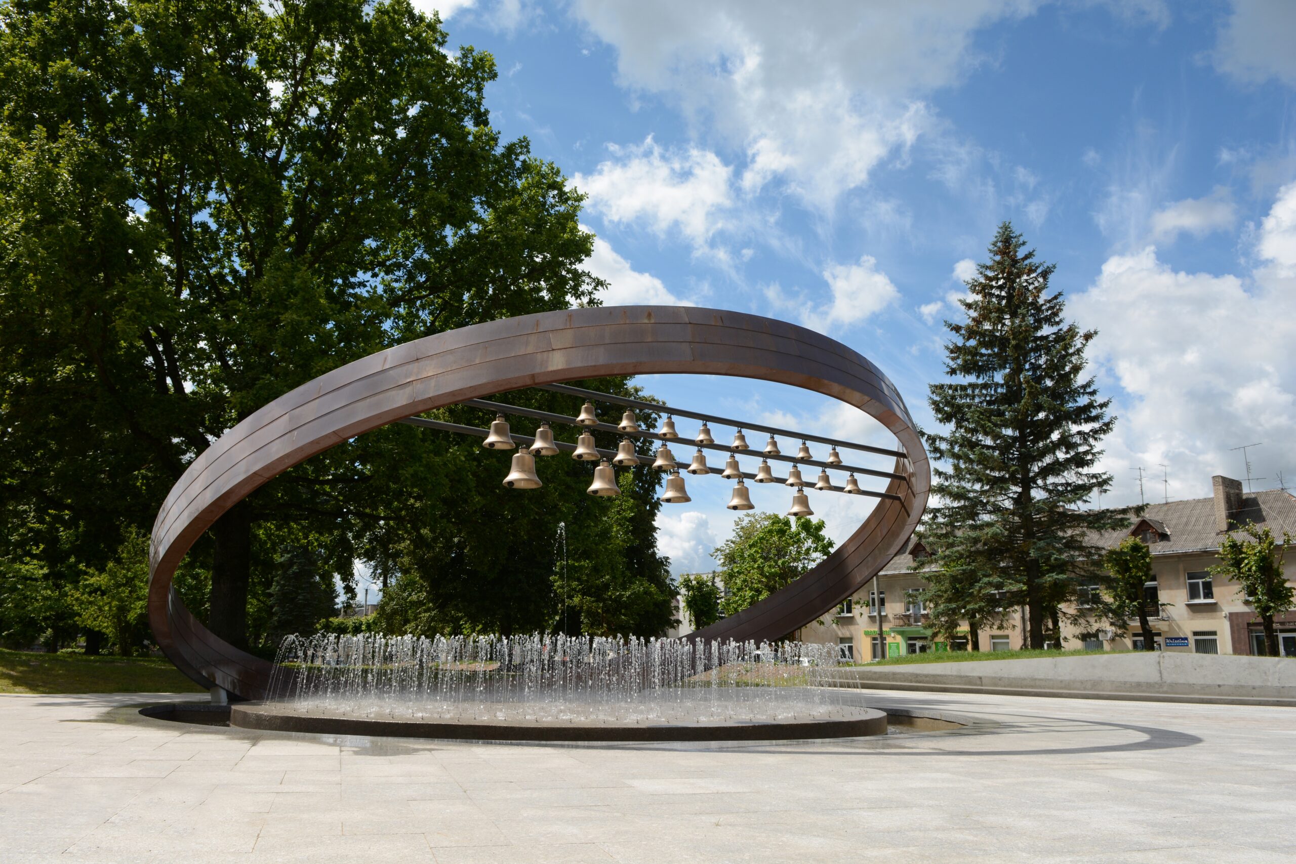 Kariljonas ir fontanas Šakių miesto skvere. 2015 m.