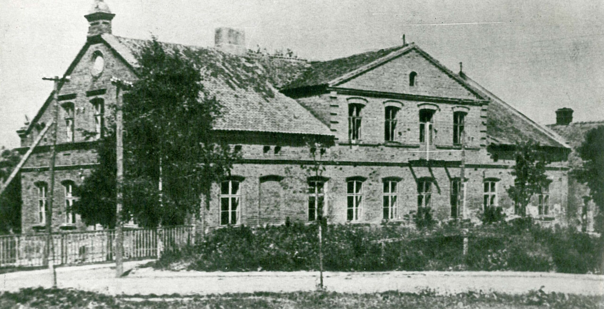 Buvę gimnazijos rūmai. Apie 1954 m.