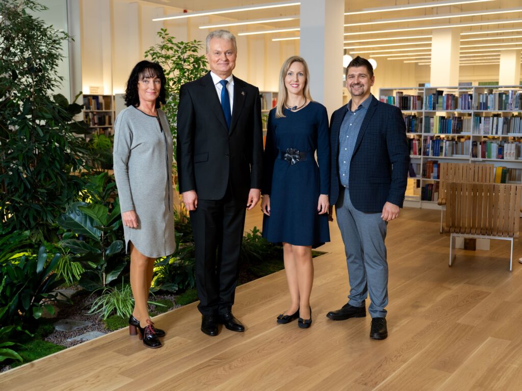 Prezidentas Gitanas Nausėda apsilankė Ąžuolyno bibliotekoje